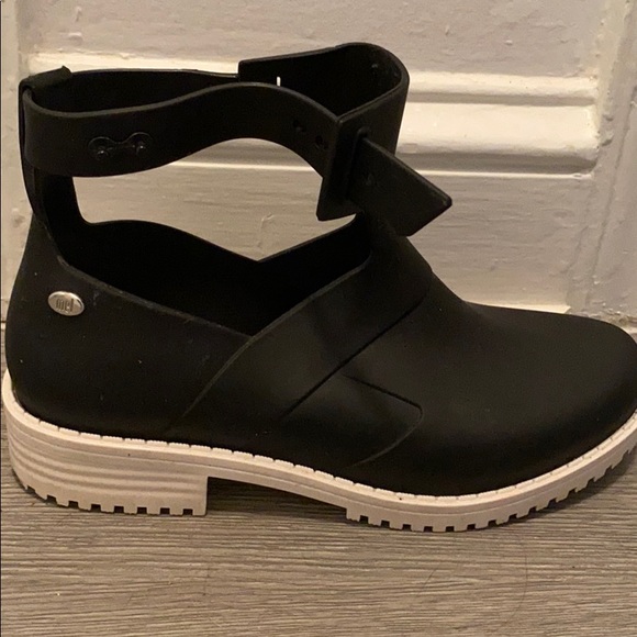 Meet your Posher, Gabriella - Picture 1 of 1